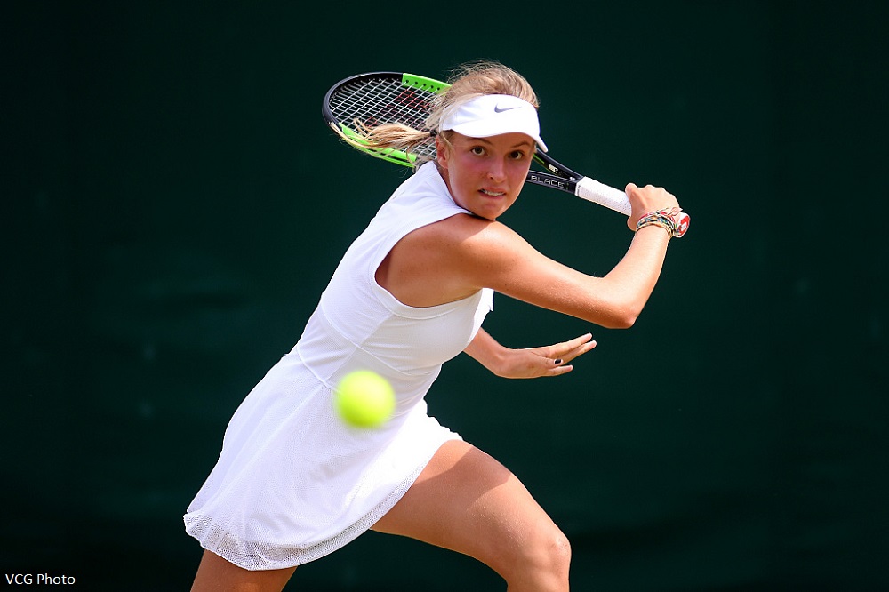 Linda Fruhvirtova hits a tennis shot | IMG Academy