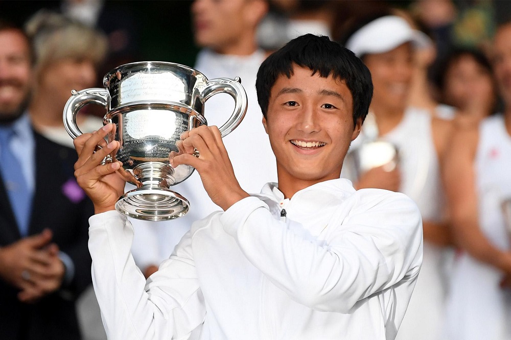 Shintaro Mochizuki holds Wimbledon trophy | IMG Academy